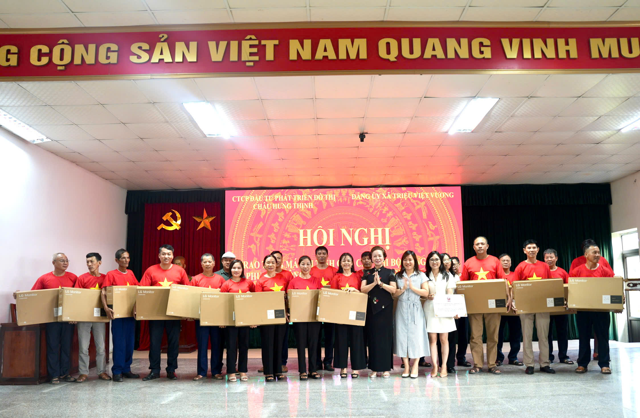 XÃ TRIỆU VIỆT VƯƠNG: 20 CHI BỘ NÔNG THÔN ĐƯỢC TRAO TẶNG 20 BỘ MÁY TÍNH