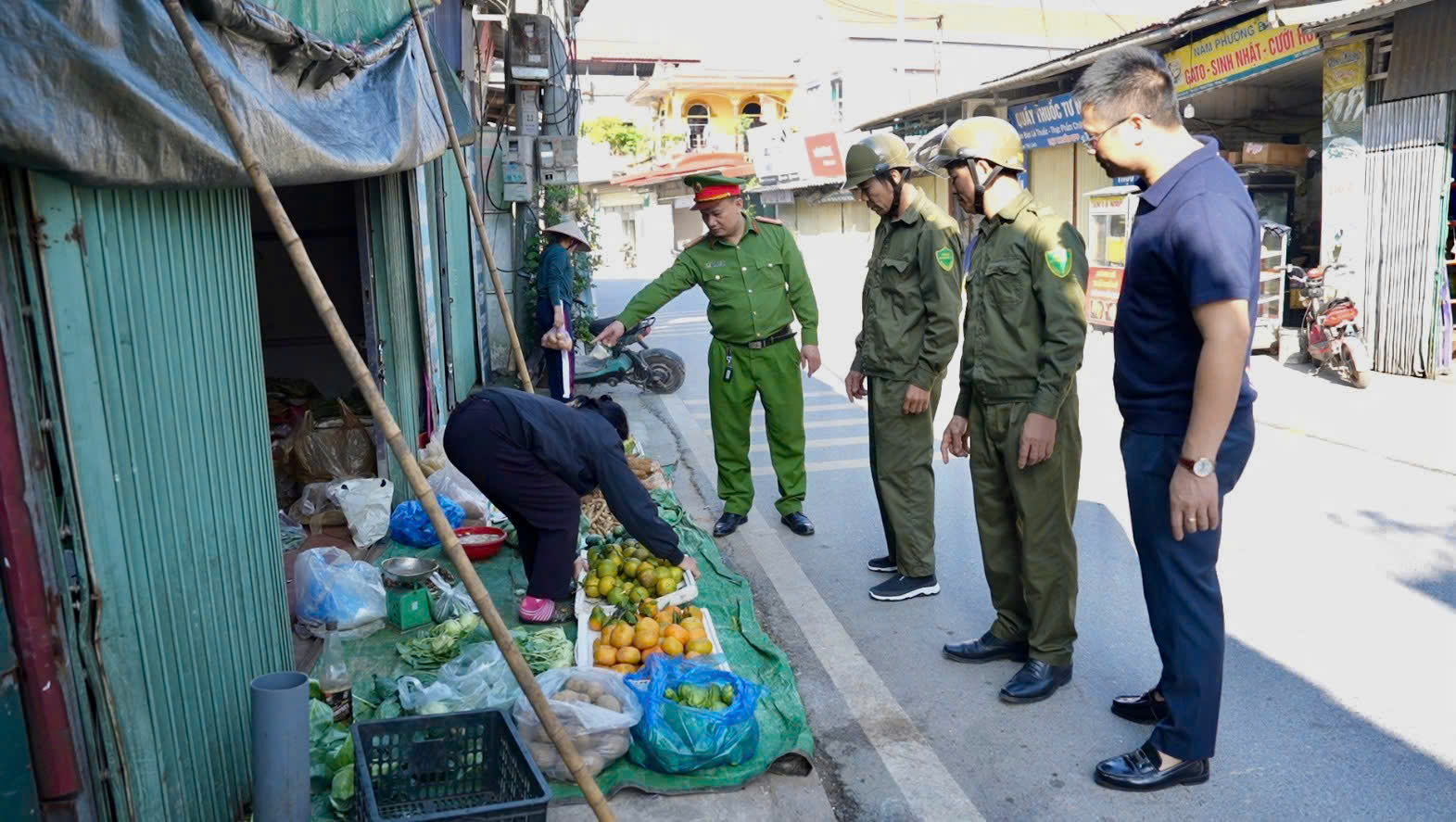 XÃ TRIỆU VIỆT VƯƠNG TIẾP TỤC RA QUÂN GIẢI TOẢ VI PHẠM HÀNH LANG AN TOÀN GIAO THÔNG