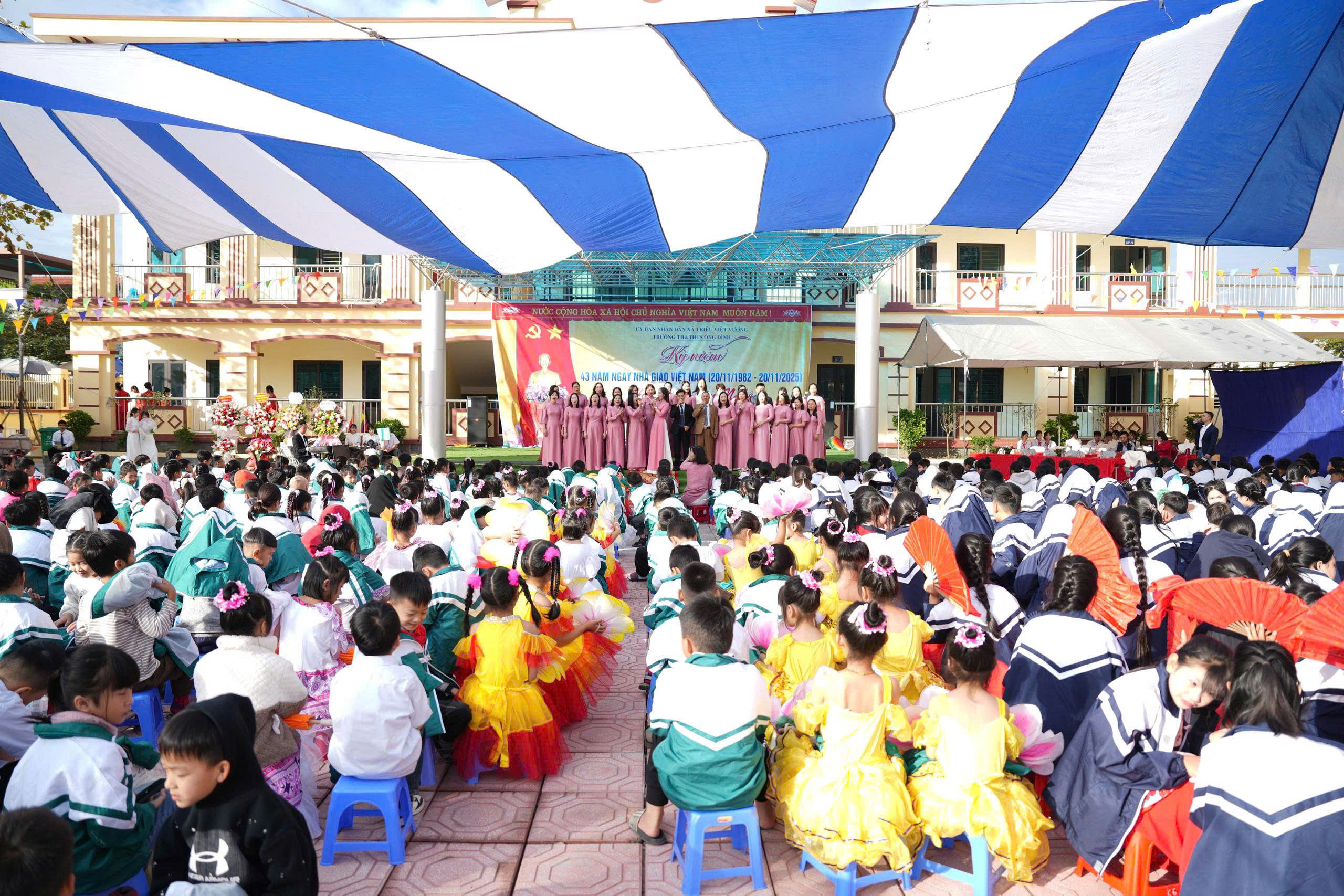 LÃNH ĐẠO XÃ TRIỆU VIỆT VƯƠNG THĂM, CHÚC MỪNG NGÀY NHÀ GIÁO VIỆT NAM 20/11
