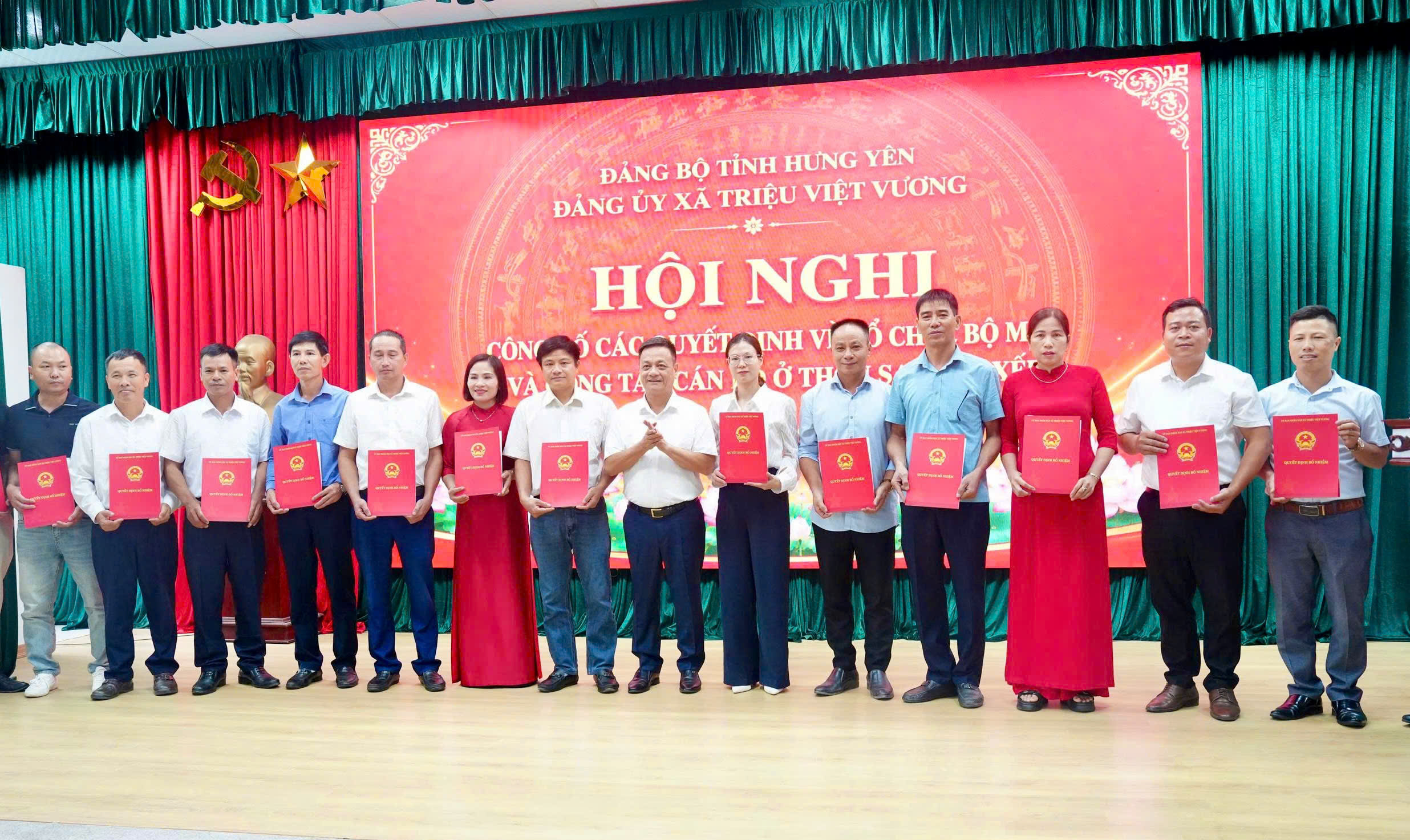 BAN THƯỜNG VỤ ĐẢNG ỦY XÃ TRIỆU VIỆT VƯƠNG CÔNG BỐ CÁC QUYẾT ĐỊNH VỀ TỔ CHỨC BỘ MÁY VÀ CÔNG TÁC CÁN BỘ Ở THÔN SAU SẮP XẾP