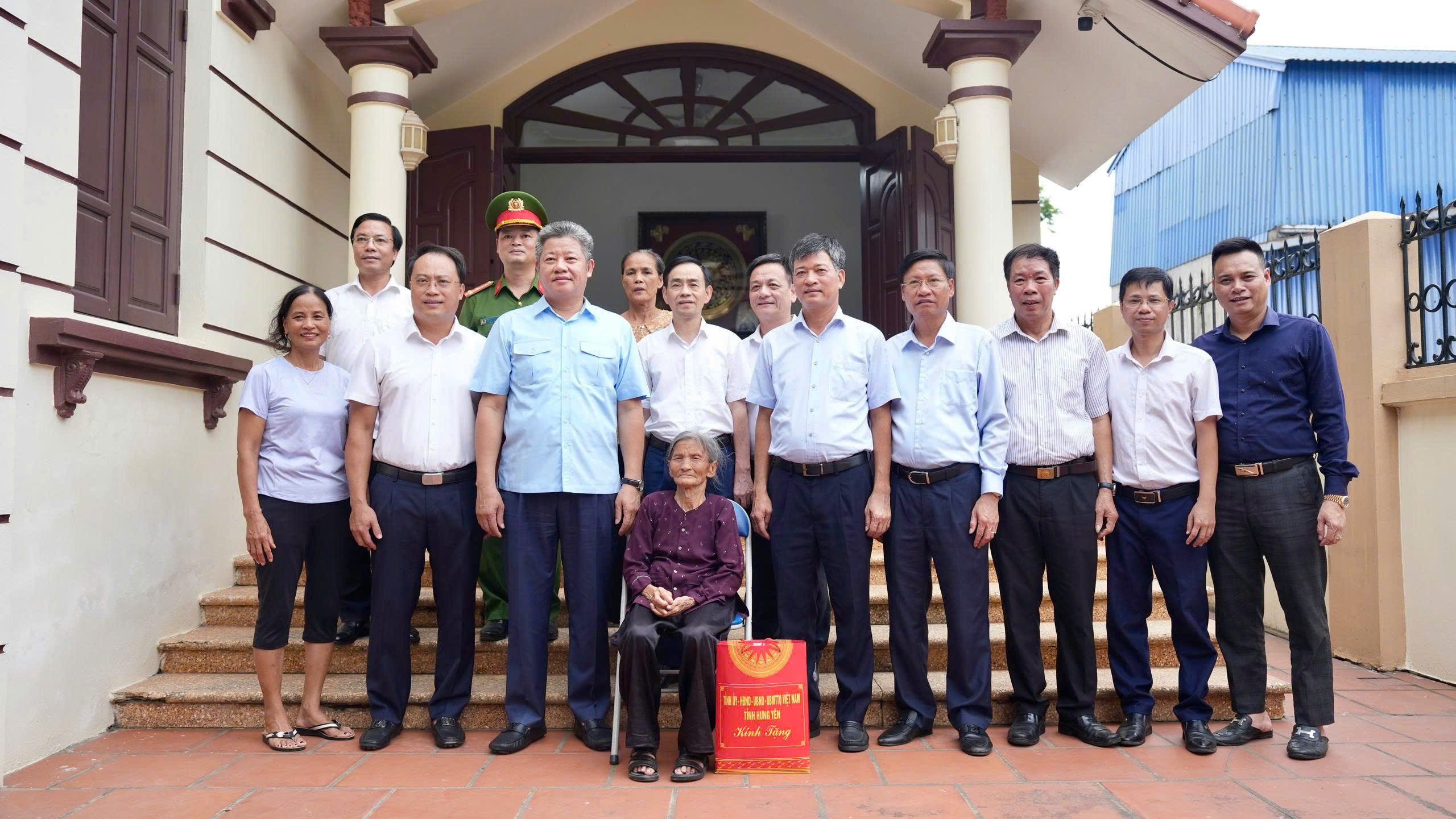 ĐỒNG CHÍ NGUYỄN MẠNH QUYỀN, PHÓ BÍ THƯ TỈNH ỦY, CHỦ TỊCH ỦY BAN NHÂN DÂN TỈNH THĂM, TẶNG QUÀ NGƯỜI CÓ CÔNG TẠI XÃ TRIỆU VIỆT VƯƠNG NHÂN DỊP KỶ NIỆM 79 NĂM NGÀY THƯƠNG BINH - LIỆT SĨ