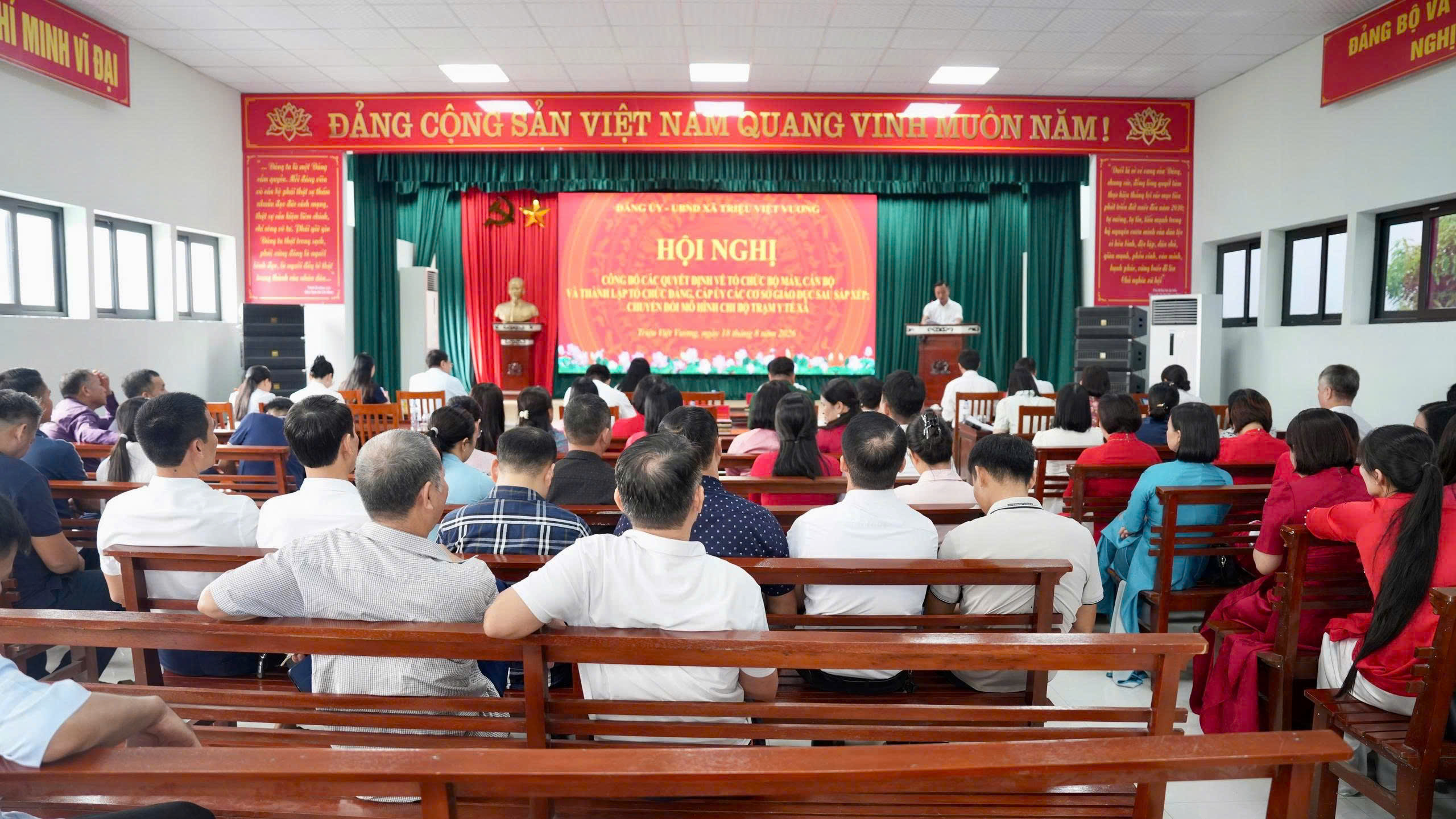 XÃ TRIỆU VIỆT VƯƠNG CÔNG BỐ QUYẾT ĐỊNH THÀNH LẬP ĐẢNG BỘ, KIỆN TOÀN CẤP ỦY CÁC TRƯỜNG HỌC VÀ CHUYỂN ĐỔI MÔ HÌNH CHI BỘ TRẠM Y TẾ