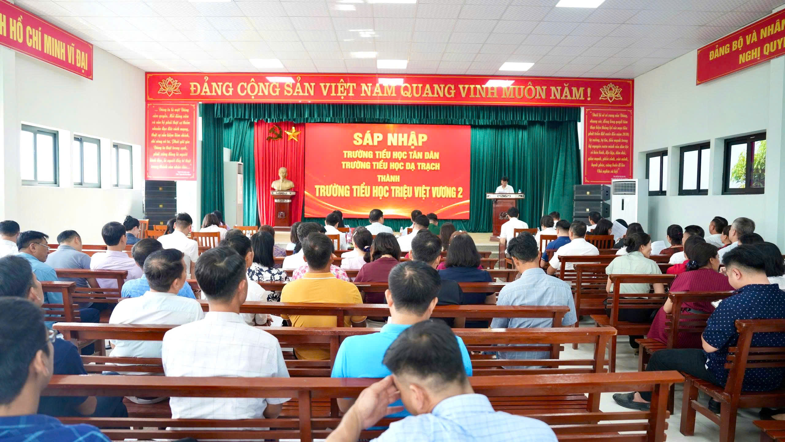 ĐẢNG BỘ XÃ TRIỆU VIỆT VƯƠNG: HỘI NGHỊ BAN CHẤP HÀNH MỞ RỘNG VỀ SẮP XẾP CÁC CƠ SỞ GIÁO DỤC CÔNG LẬP, KIỆN TOÀN TỔ CHỨC ĐẢNG