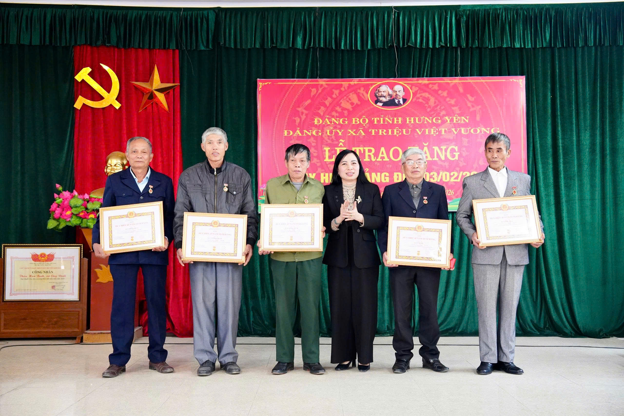 ĐẢNG ỦY XÃ TRIỆU VIỆT VƯƠNG LONG TRỌNG TỔ CHỨC LỄ TRAO TẶNG HUY HIỆU ĐẢNG ĐỢT 03/02/2026