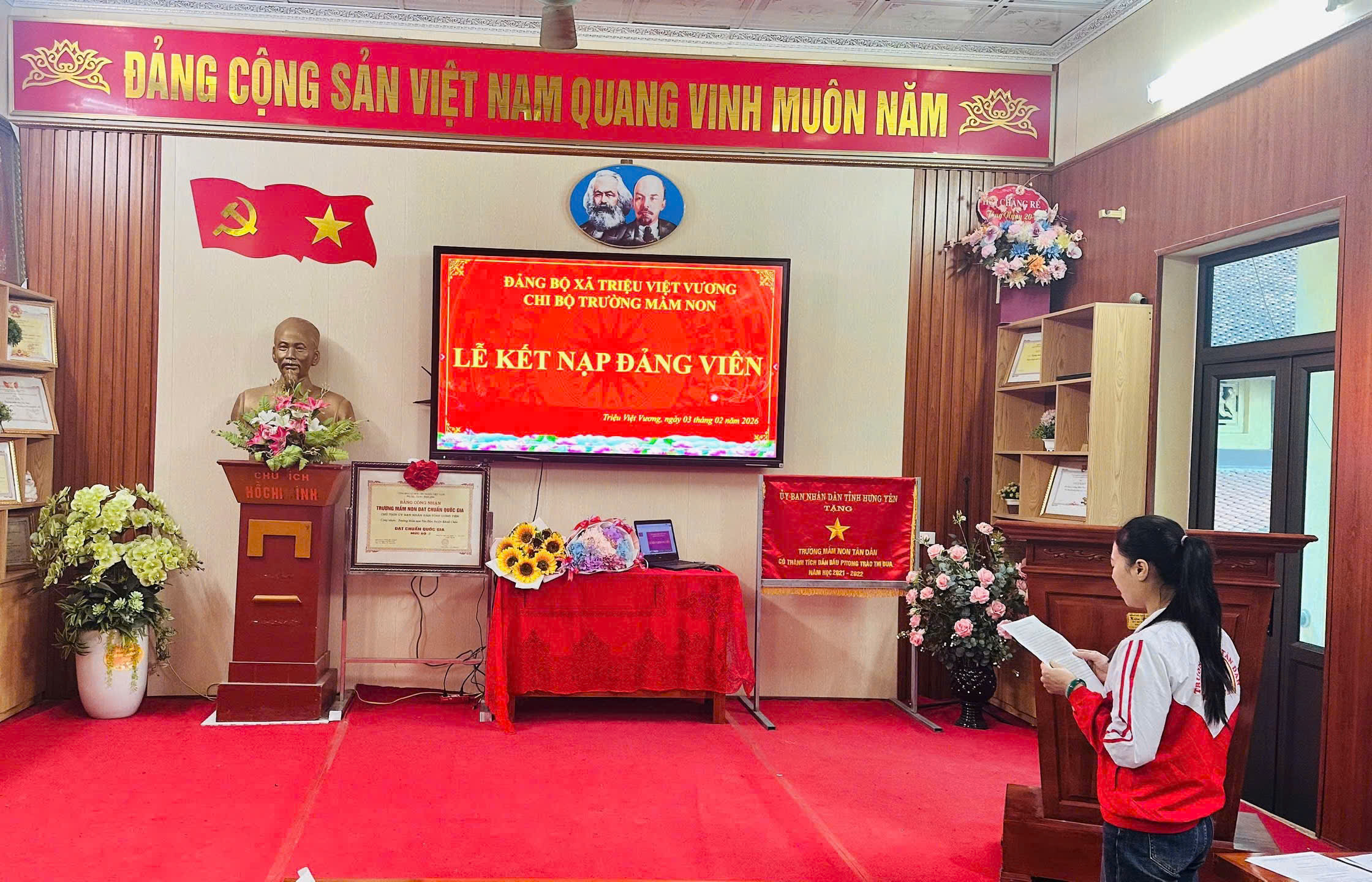 ĐẢNG ỦY XÃ TRIỆU VIỆT VƯƠNG TỔ CHỨC LỄ KẾT NẠP ĐẢNG VIÊN ĐỢT 3/2