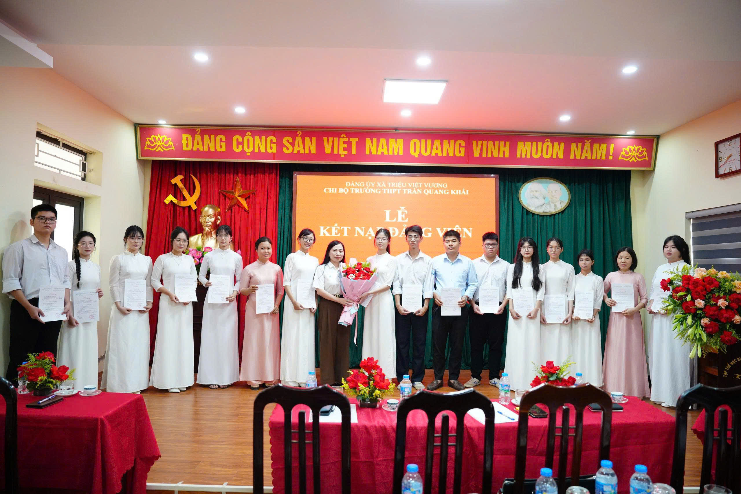 CHI BỘ TRƯỜNG THPT TRẦN QUANG KHẢI KẾT NẠP 16 ĐẢNG VIÊN MỚI, TRONG ĐÓ CÓ 13 HỌC SINH LỚP 12