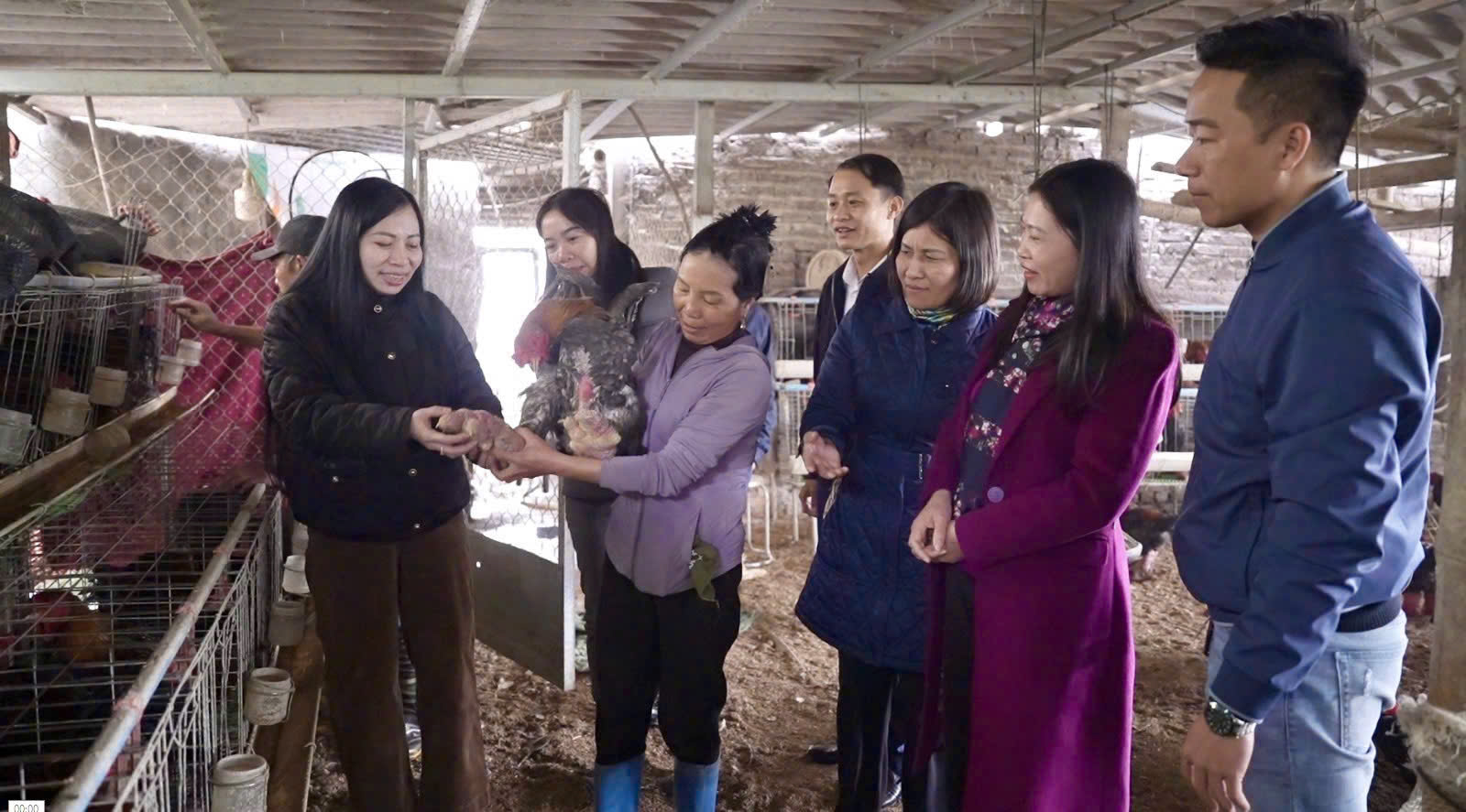 ĐỒNG CHÍ HOÀNG THỊ VUI – PHÓ BÍ THƯ THƯỜNG TRỰC ĐẢNG UỶ XÃ KIỂM TRA CÁC MÔ HÌNH SẢN XUẤT NÔNG NGHIỆP TRÊN ĐỊA BÀN