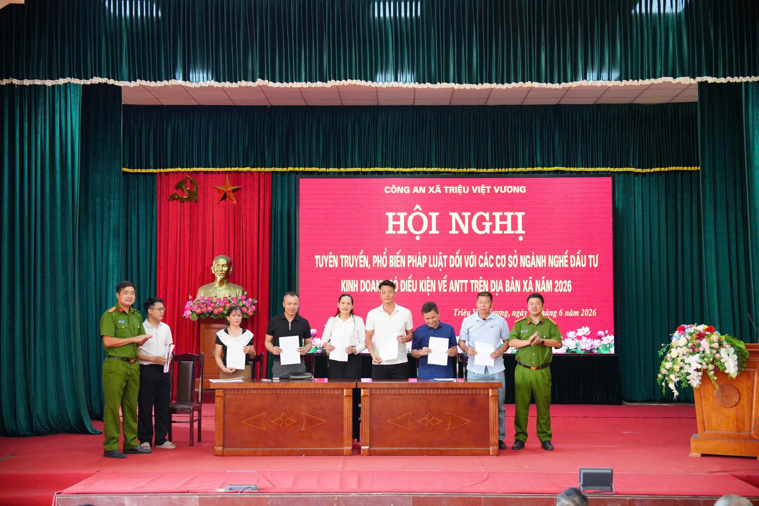 CÔNG AN XÃ TRIỆU VIỆT VƯƠNG TỔ CHỨC HỘI NGHỊ TUYÊN TRUYỀN PHÁP LUẬT CHO CÁC CƠ SỞ KINH DOANH CÓ ĐIỀU KIỆN VỀ AN NINH, TRẬT TỰ