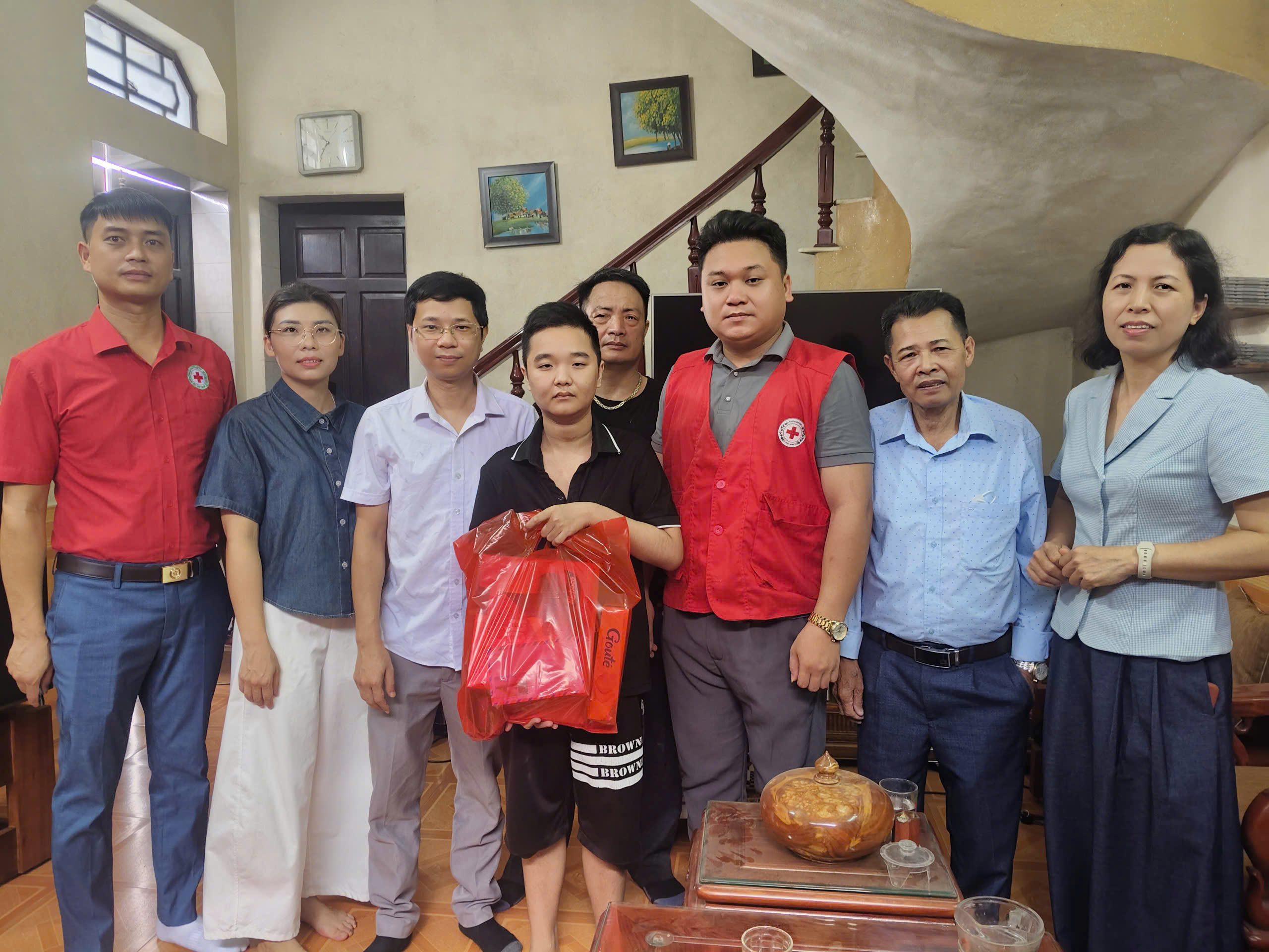 XÃ TRIỆU VIỆT VƯƠNG TRAO 34 SUẤT QUÀ HƯỞNG ỨNG THÁNG NHÂN ĐẠO VÀ THÁNG HÀNH ĐỘNG VÌ TRẺ EM NĂM 2026