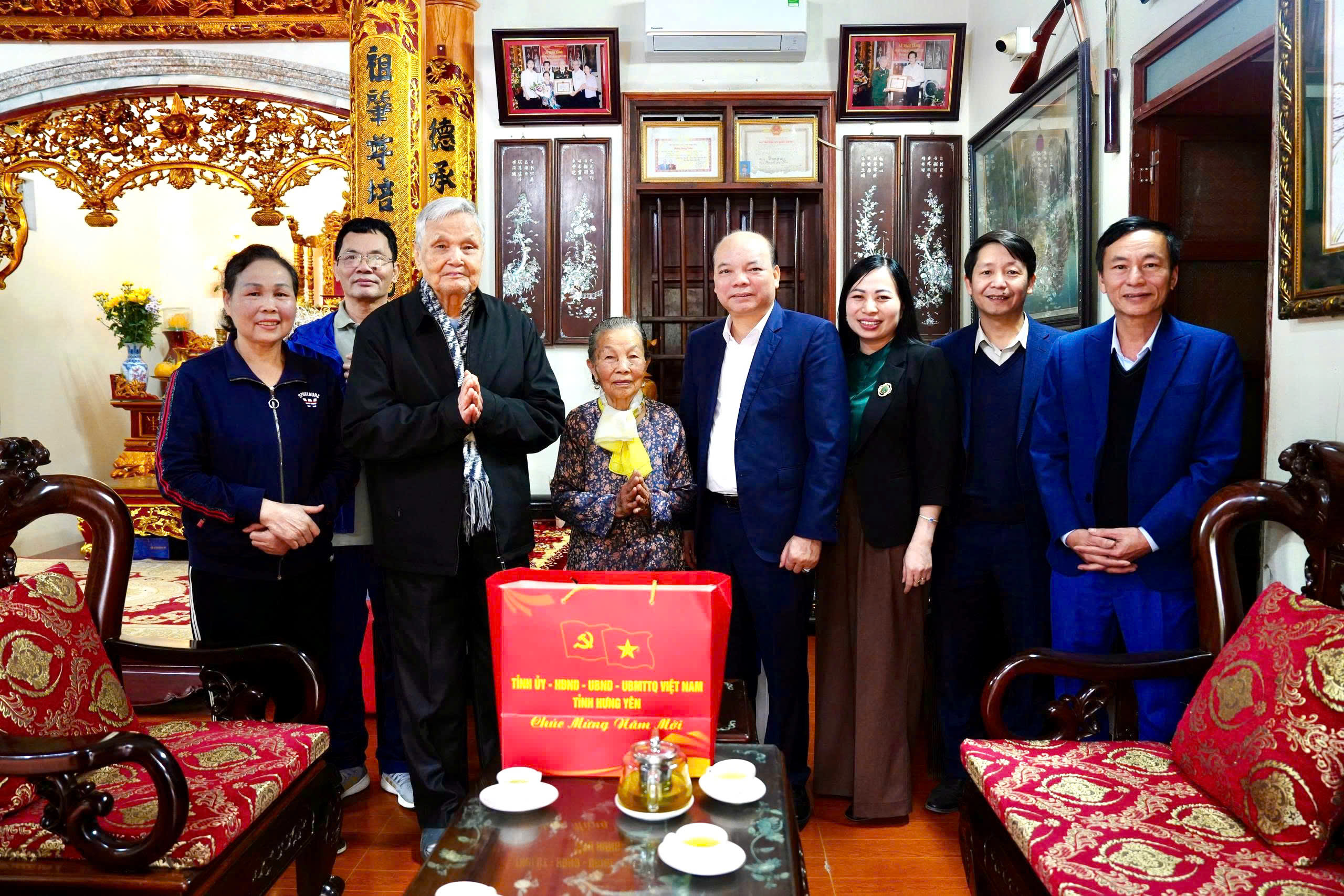 ĐỒNG CHÍ ĐẶNG THANH GIANG – UVBTV TỈNH ỦY, PHÓ CHỦ TỊCH HĐND TỈNH THĂM, TẶNG QUÀ TẾT ĐẢNG VIÊN TIÊU BIỂU TẠI XÃ TRIỆU VIỆT VƯƠNG