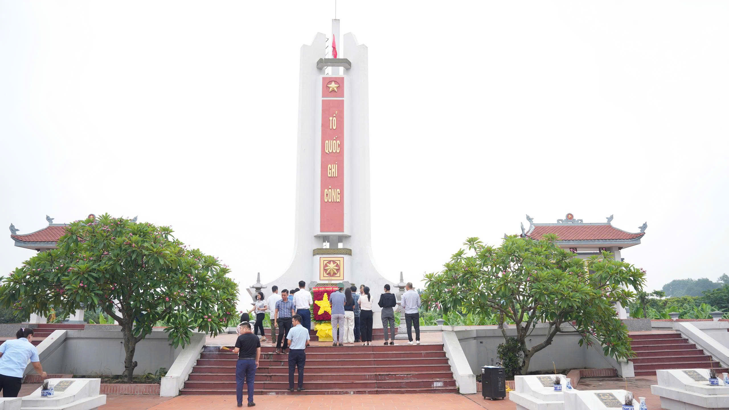 XÃ TRIỆU VIỆT VƯƠNG TỔ CHỨC LỄ DÂNG HƯƠNG TẠI NGHĨA TRANG LIỆT SĨ NHÂN DỊP KỶ NIỆM 79 NĂM NGÀY THƯƠNG BINH - LIỆT SĨ