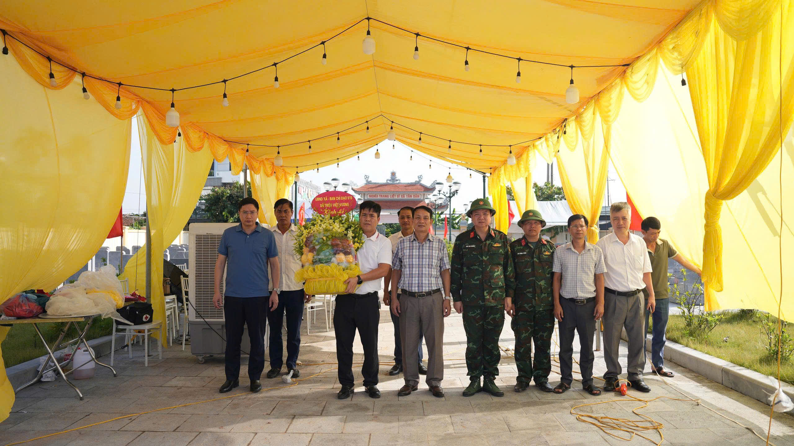 LÃNH ĐẠO XÃ TRIỆU VIỆT VƯƠNG DÂNG HƯƠNG NGHĨA TRANG LIỆT SĨ VÀ ĐỘNG VIÊN LỰC LƯỢNG THỰC HIỆN NHIỆM VỤ TÌM KIẾM, QUY TẬP HÀI CỐT LIỆT SĨ