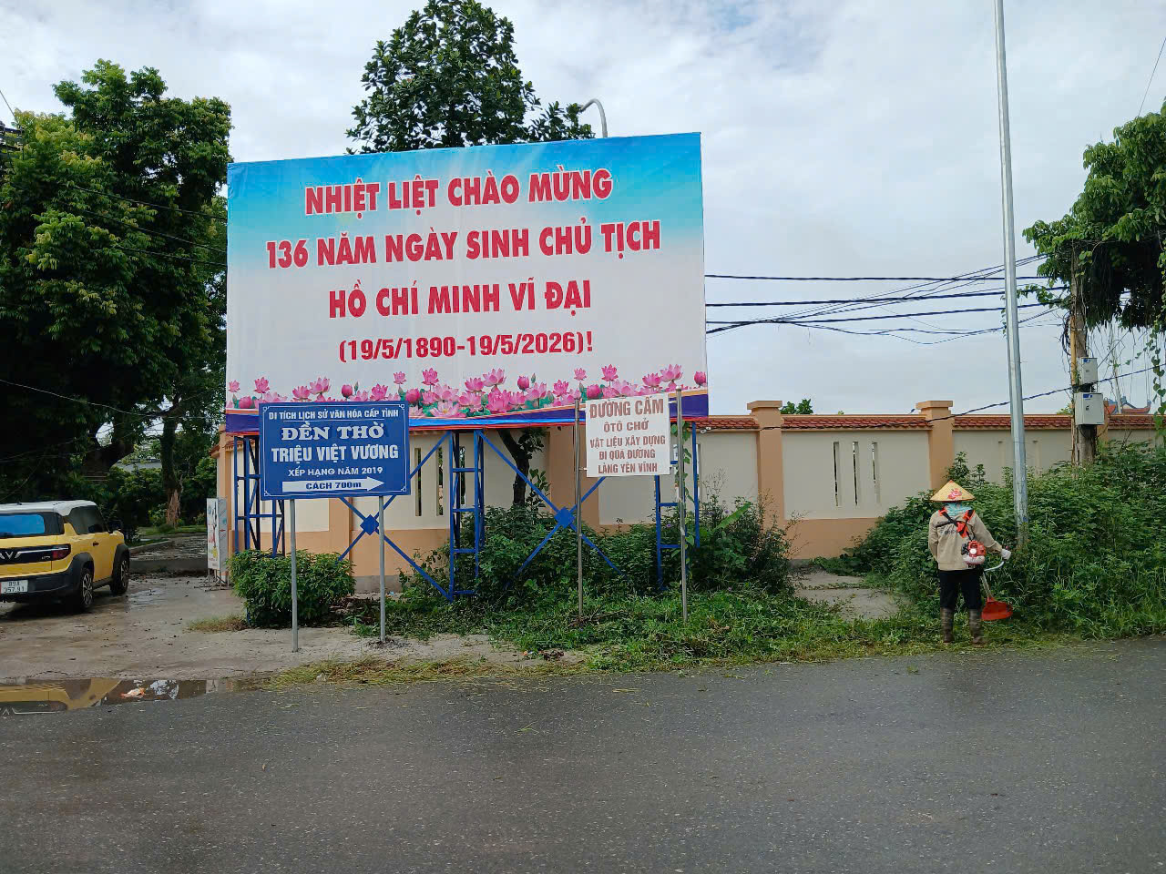 TRUNG TÂM DỊCH VỤ TỔNG HỢP XÃ TRIỆU VIỆT VƯƠNG RA QUÂN DỌN CỎ, CÁT VEN ĐƯỜNG, CẮT TỈA CÂY XANH TẠO CẢNH QUAN MÔI TRƯỜNG XANH - SẠCH - ĐẸP