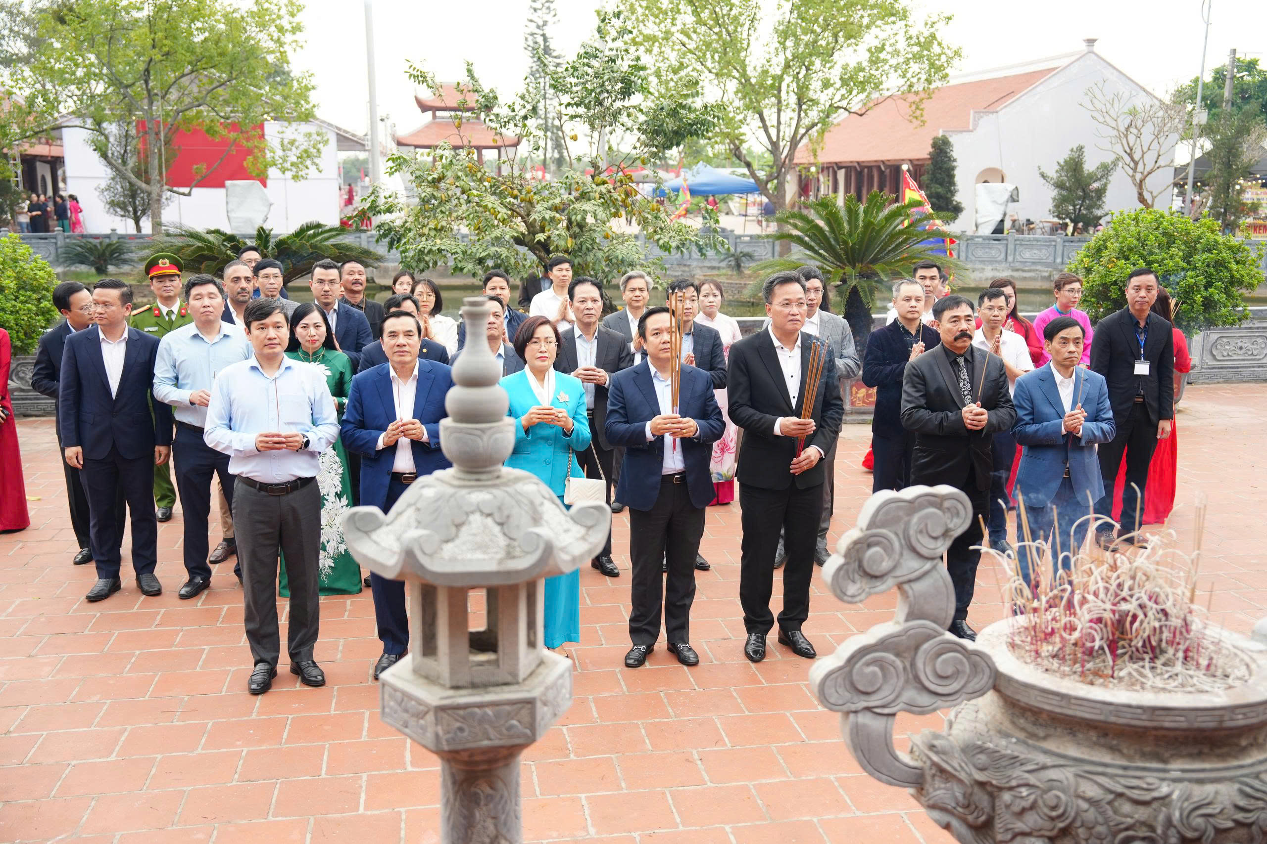 CÁC ĐỒNG CHÍ LÃNH ĐẠO TỈNH DÂNG HƯƠNG TẠI ĐỀN THỜ TRIỆU VIỆT VƯƠNG VÀ ĐỀN HÓA – DẠ TRẠCH