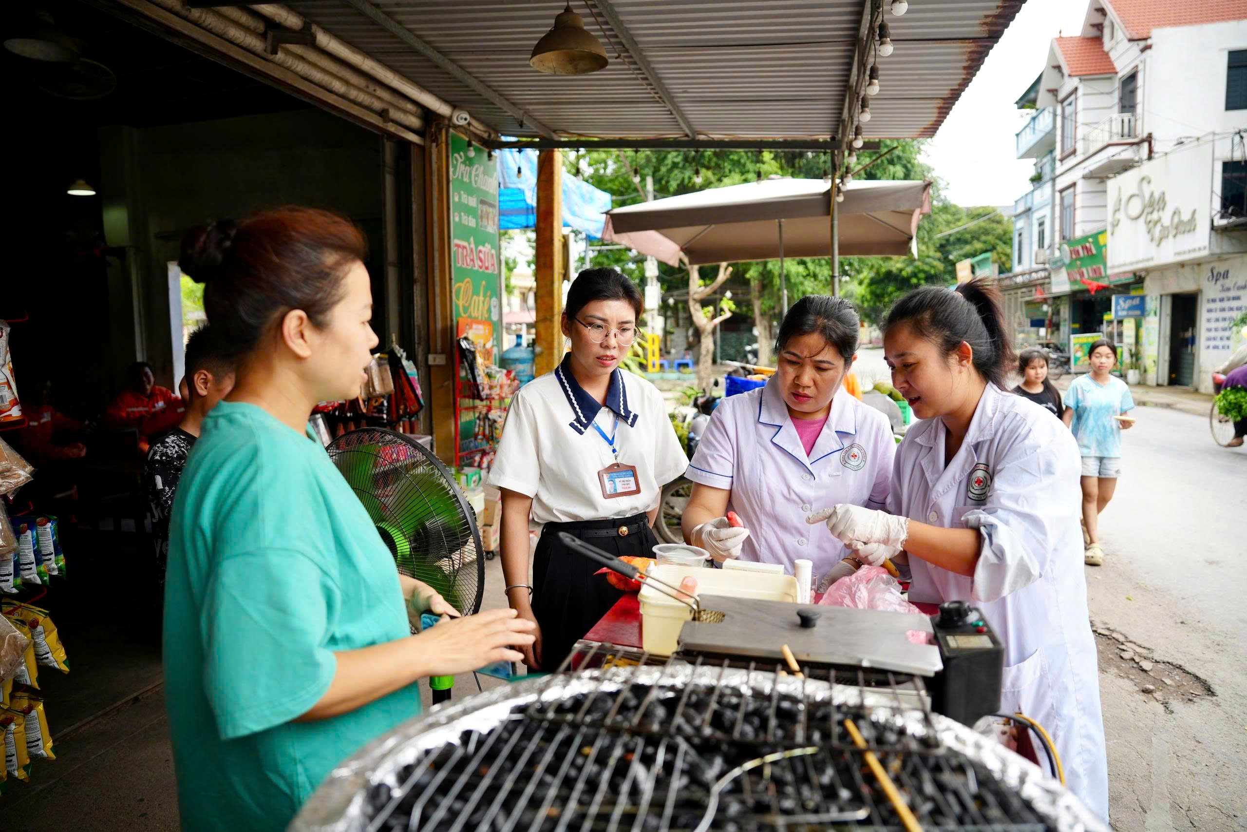 XÃ TRIỆU VIỆT VƯƠNG TĂNG CƯỜNG CÔNG TÁC BẢO ĐẢM AN TOÀN THỰC PHẨM, PHÒNG CHỐNG NGỘ ĐỘC THỰC PHẨM TRONG KỲ THI TỐT NGHIỆP THPT VÀ THI TUYỂN SINH VÀO LỚP 10 THPT NĂM 2026