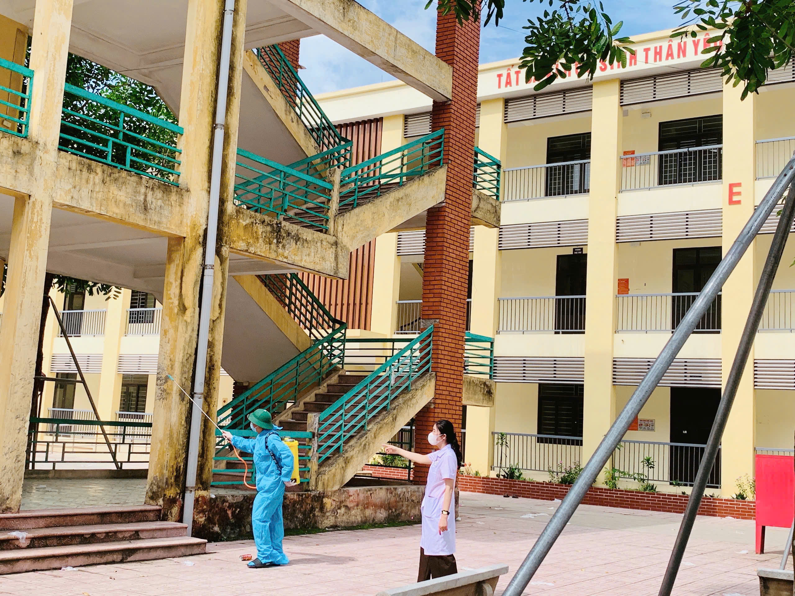 TRẠM Y TẾ XÃ TRIỆU VIỆT VƯƠNG TỔ CHỨC PHUN KHỬ KHUẨN, ĐẢM BẢO CÔNG TÁC Y TẾ PHỤC VỤ CÁC KỲ THI NĂM 2026