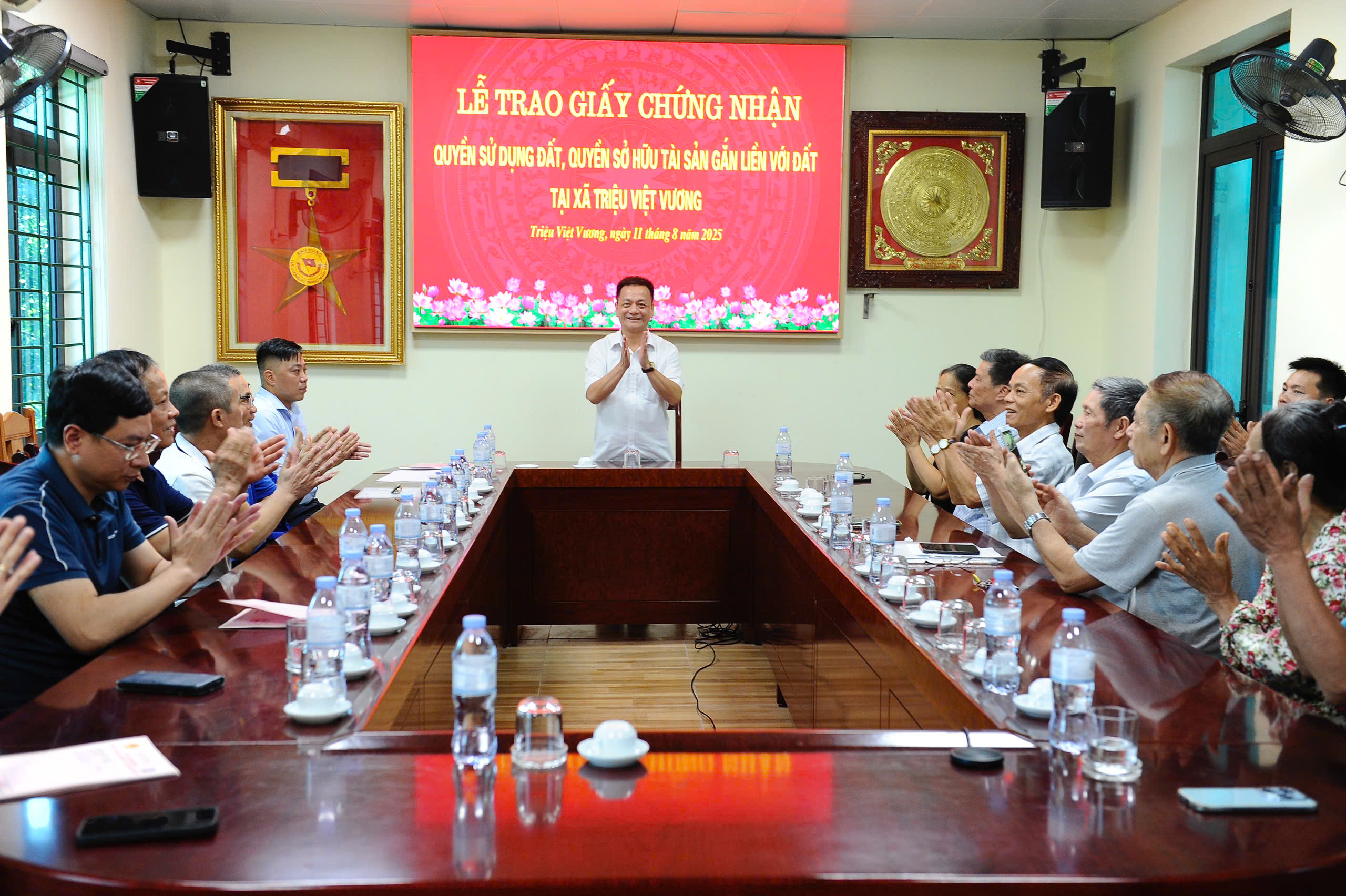 XÃ TRIỆU VIỆT VƯƠNG TRAO 13 GIẤY CHỨNG NHẬN QUYỀN SỬ DỤNG ĐẤT CHO NGƯỜI DÂN