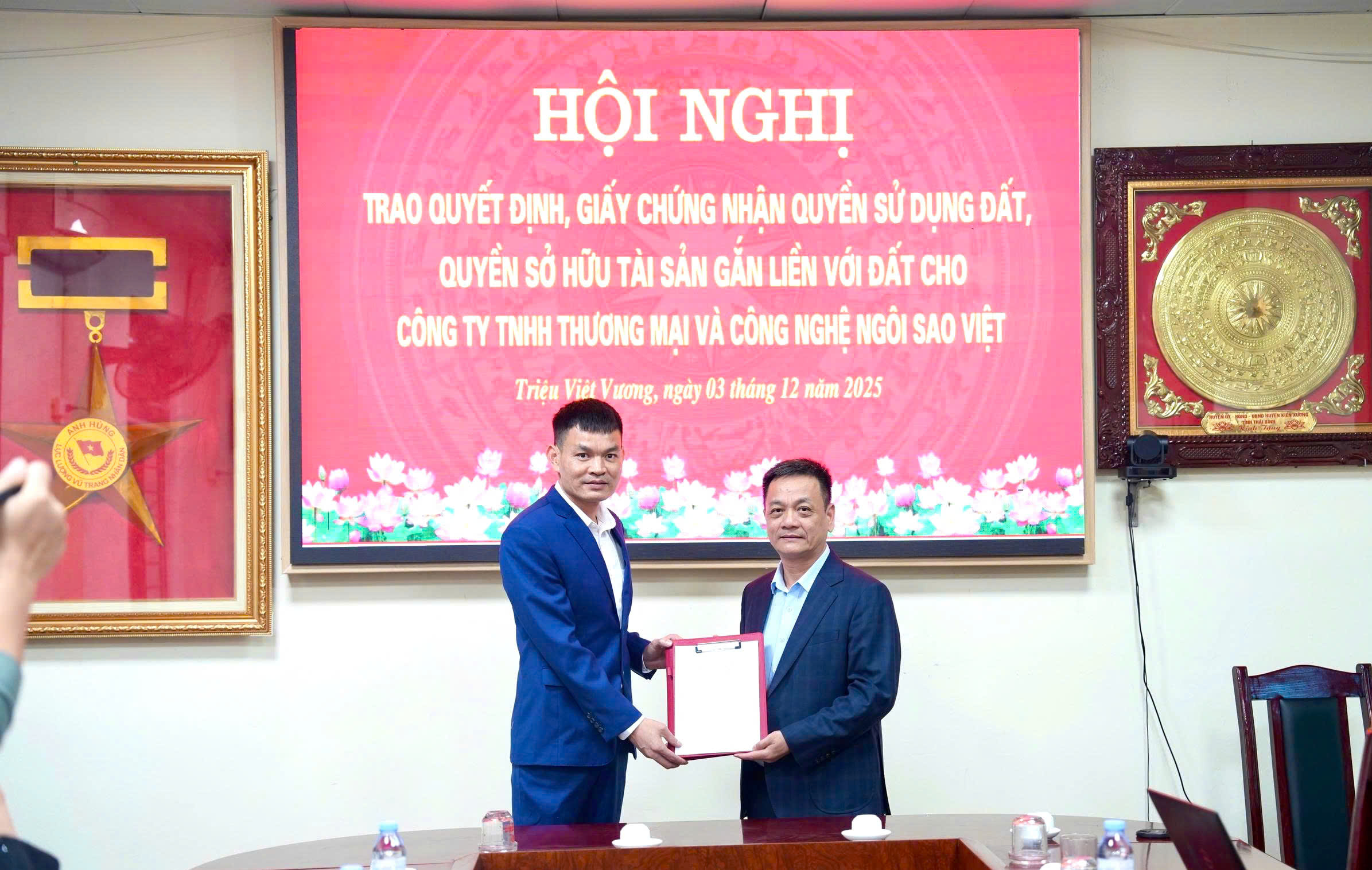 XÃ TRIỆU VIỆT VƯƠNG TRAO QUYẾT ĐỊNH VÀ GIẤY CHỨNG NHẬN QUYỀN SỬ DỤNG ĐẤT CHO CÔNG TY TNHH THƯƠNG MẠI VÀ CÔNG NGHỆ NGÔI SAO VIỆT