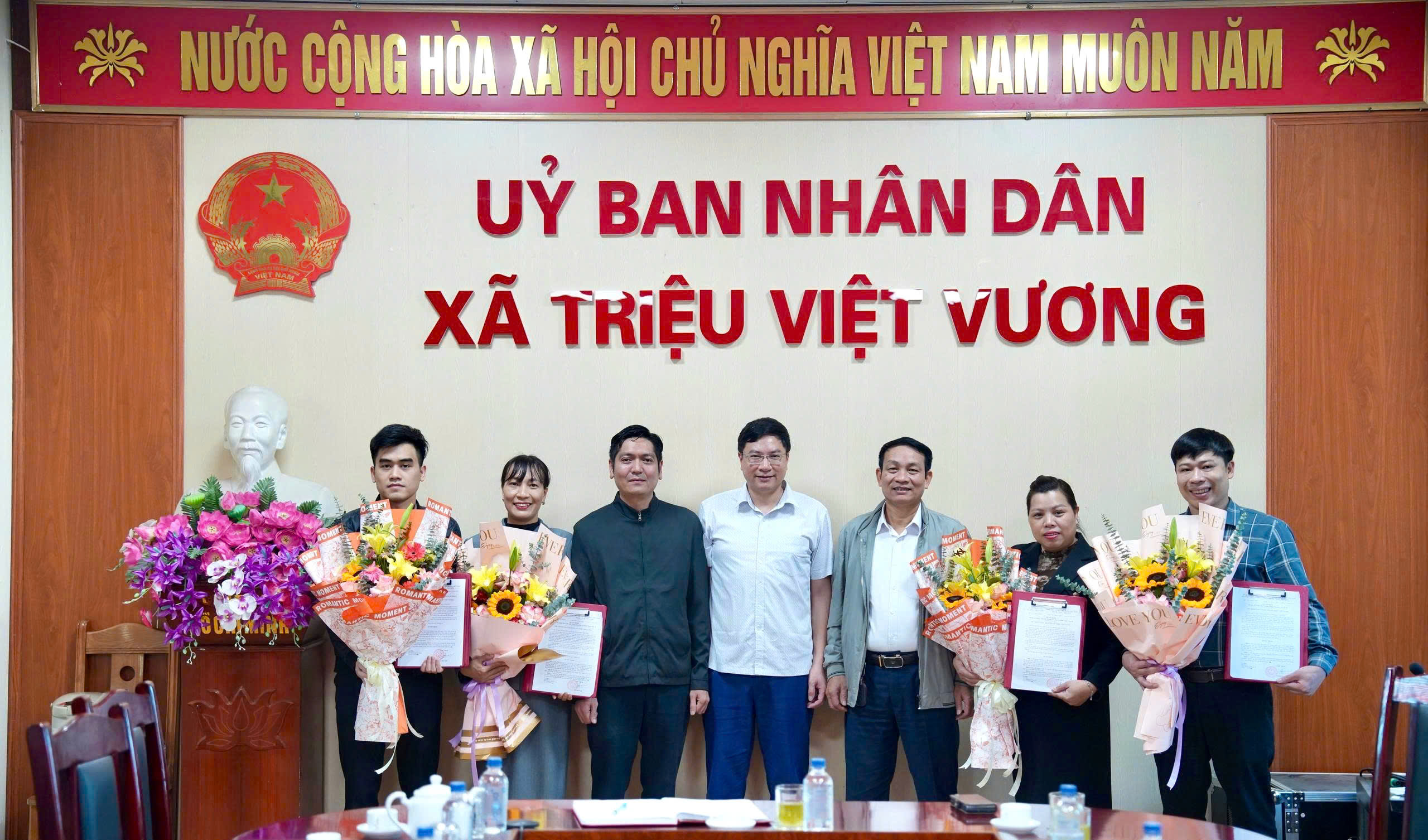 UBND XÃ TRIỆU VIỆT VƯƠNG CÔNG BỐ CÁC QUYẾT ĐỊNH VỀ CÔNG TÁC CÁN BỘ