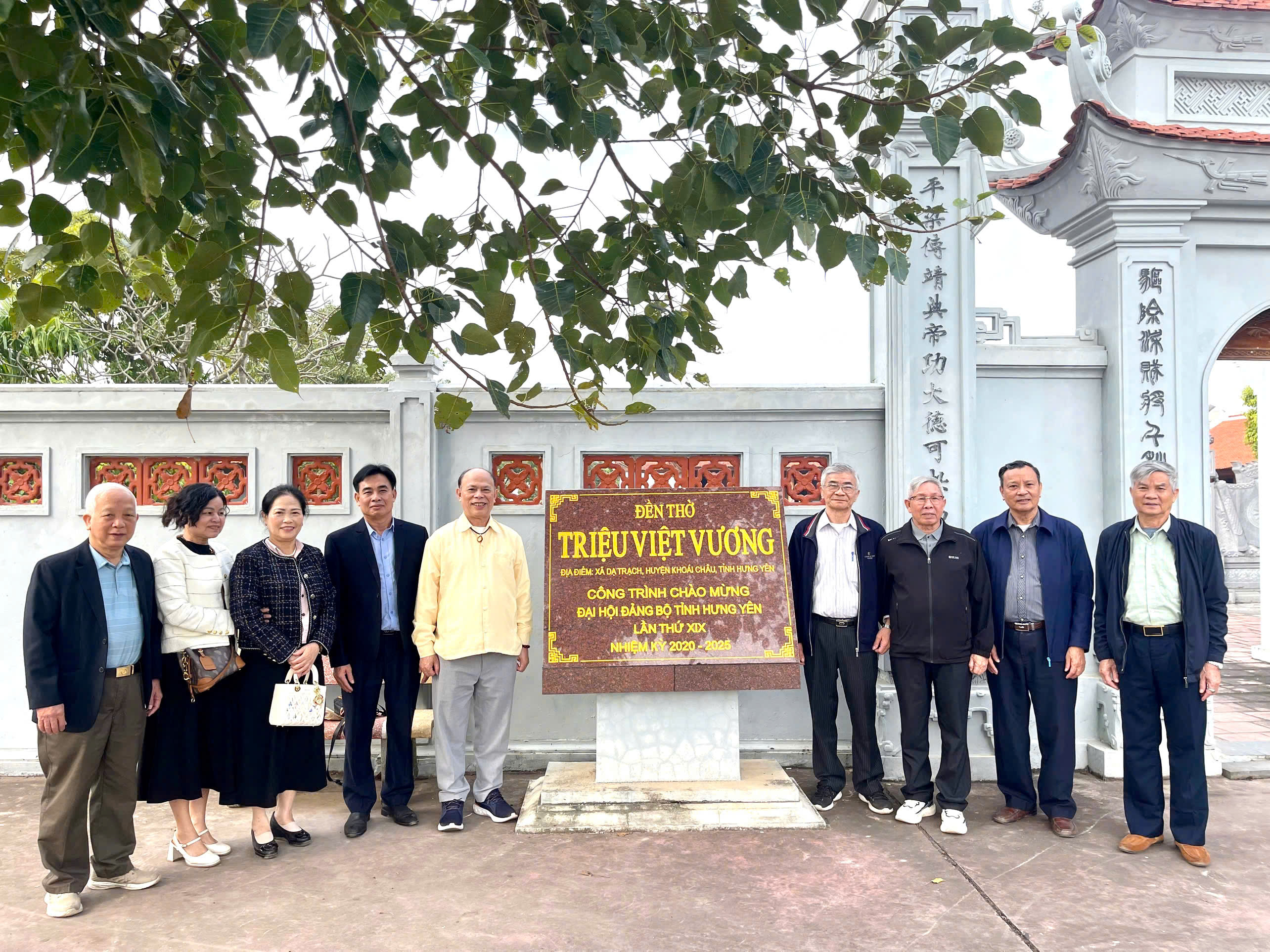 ĐOÀN NGUYÊN LÃNH ĐẠO HỌC VIỆN AN NINH NHÂN DÂN DÂNG HƯƠNG TẠI ĐỀN HOÁ DẠ TRẠCH VÀ ĐỀN THỜ ĐỨC VUA TRIỆU VIỆT VƯƠNG