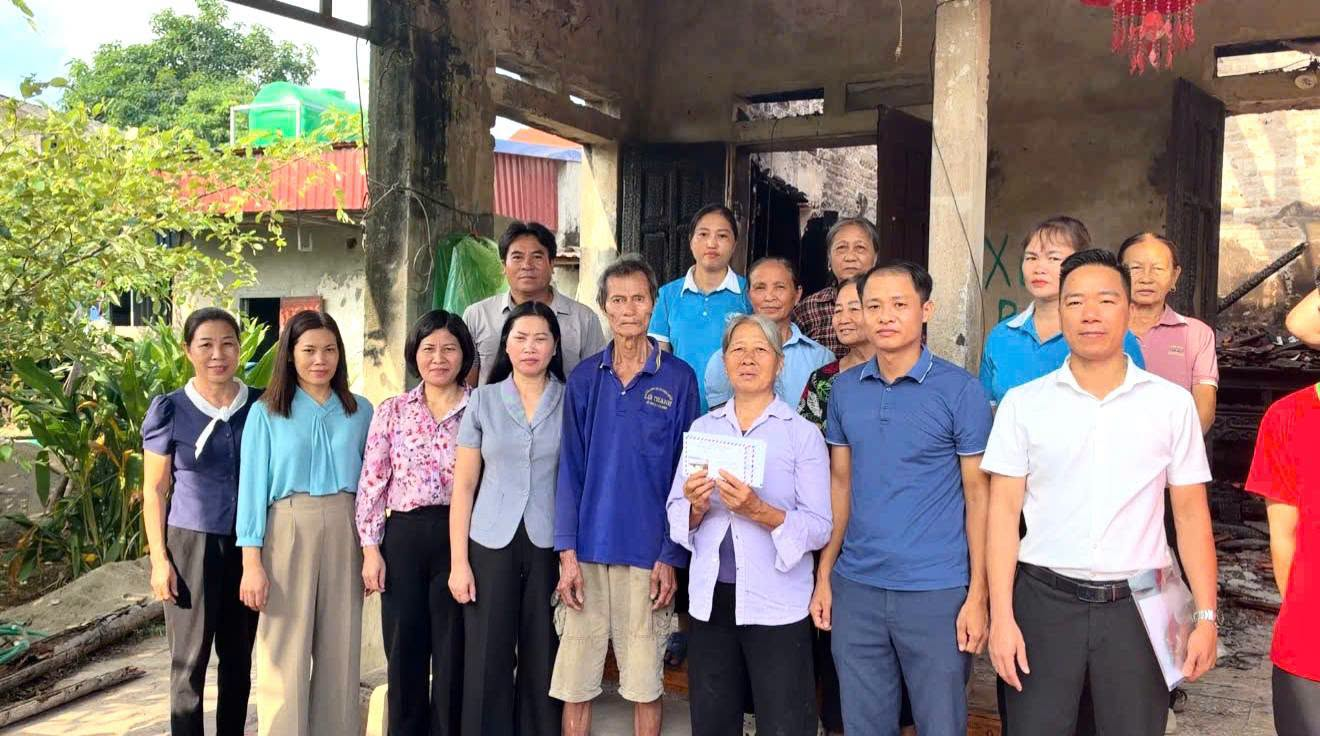 THĂM HỎI, HỖ TRỢ KỊP THỜI CHO GIA ĐÌNH GẶP HỎA HOẠN TẠI THÔN BÃI SẬY 2